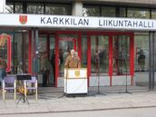 SAK:n paikallisjärjestön puheenjohtaja Martti Härkönen toivotti väen tervetulleeksi juhlaan järjestävän tahon puolesta. 