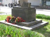 Kukkalaitteet ja yksinäinen narsissi. 