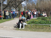 Juhlayleisö kuuntelee Jussi Saramon terävää analyysiä menneen ja tekeillä olevan hallituksen tulonjako- ja verolinjauksista. 