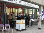 Karkkilan Työväen Mieskuoro lauloi osuvasti tuulen tuiverruksesta ja päätti ohjelman Kansainväliseen.